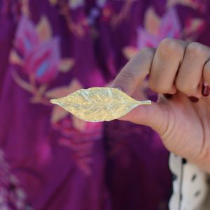 Broche dorado hoja